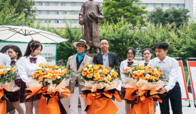 西北高等教育奠基人、中国现代医学先驱徐诵明雕像在半岛（中国）体育·官方网站落成